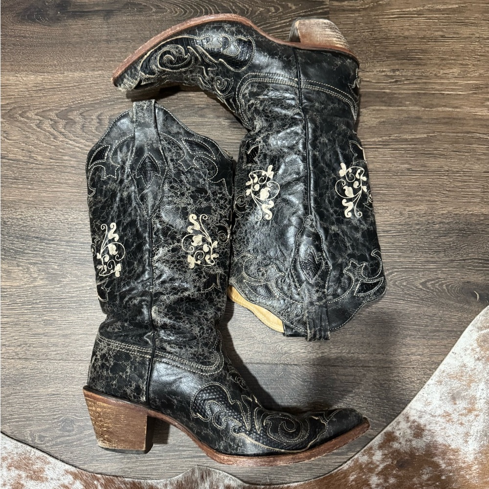 Corral Black Western Embroidered Leather Heeled Boots